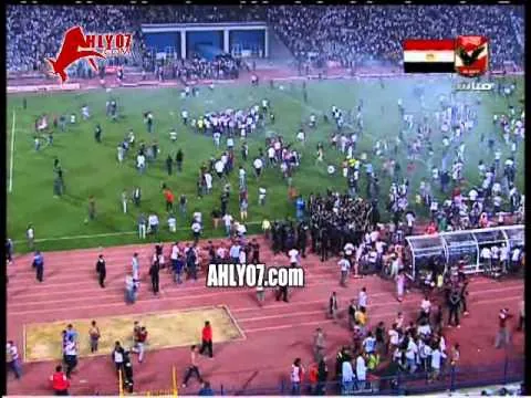 ذكرى موقعة الجلابية ـ لحظة اقتحام الجمهور للملعب وما نقل على الهواء في حينه