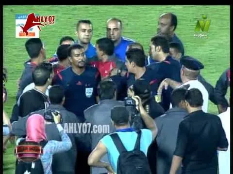 شاهد اعتداء لاعبو الزمالك وجهازه الفني على الحكم ابراهيم نور الدين عقب هزيمة مصر المقاصة