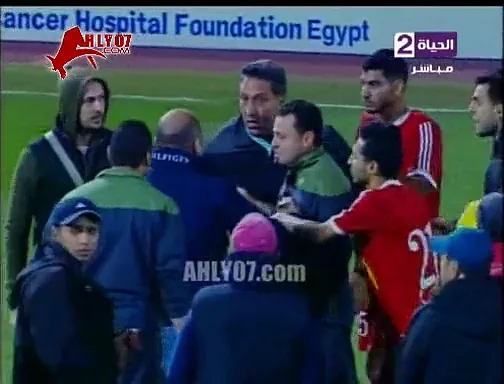 شاهد اشتباك وضرب والفاظ نابيه بين جهاز حرس الحدود والجيش وامن الاستاد