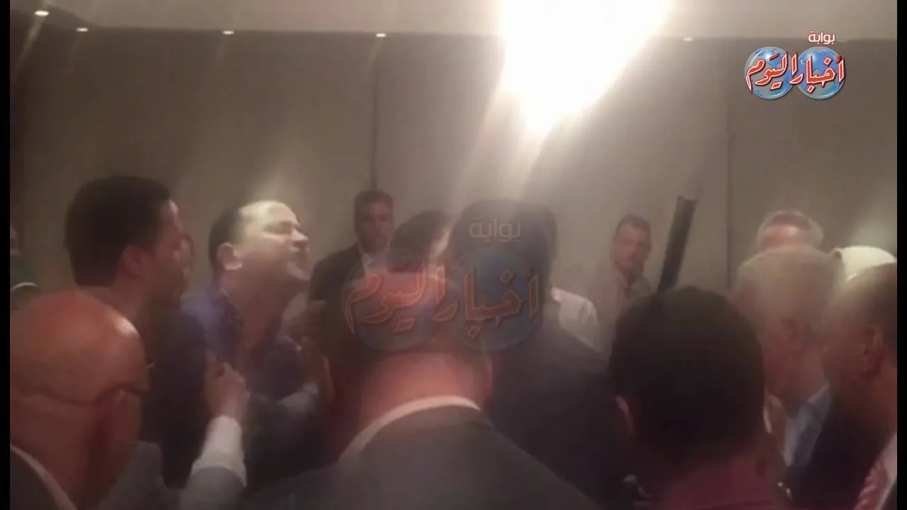 شاهد اشتباك وتلاسن مرتضى منصور داخل البرلمان ونائب يطرده خارج الجلسه ورد فعل مرتضى