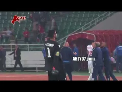 شاهد سفالة احمد الشناوي لاعب الزمالك بحركة بذيئة لجمهور الوداد المغربي في قبل نهائي افريقيا
