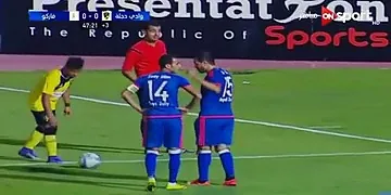 مسخرة السنين حارس في مباراة دجلة وفاركو يقوم بأغرب فعل في الملاعب المصرية ولا كأنه عمل حاجه