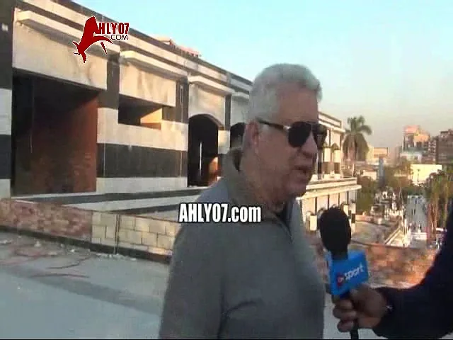 شاهد مرتضى منصور الزمالك كان بوابة واحدة عم حمدي بيتبول جنبها ويهدد اللواء رئيس الحي لو قربت هعلقك