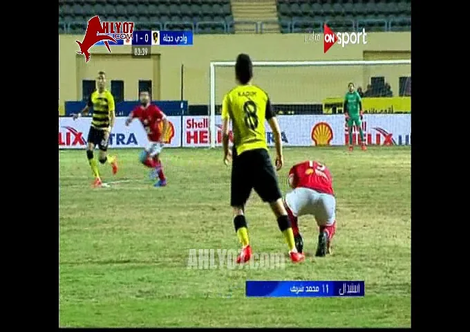 شاهد خناقة حامية في أرض الملعب بين ميدو و حسام البدري في مباراة الأهلي ووادي دجلة