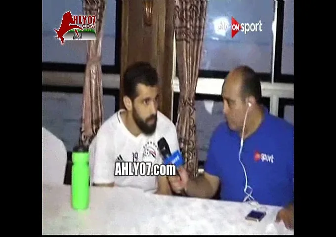 شاهد لحظة طرد مهيب عبد الهادي من فندق المنتخب اثناء اجراء لقاء وقطع الارسال على الهواء