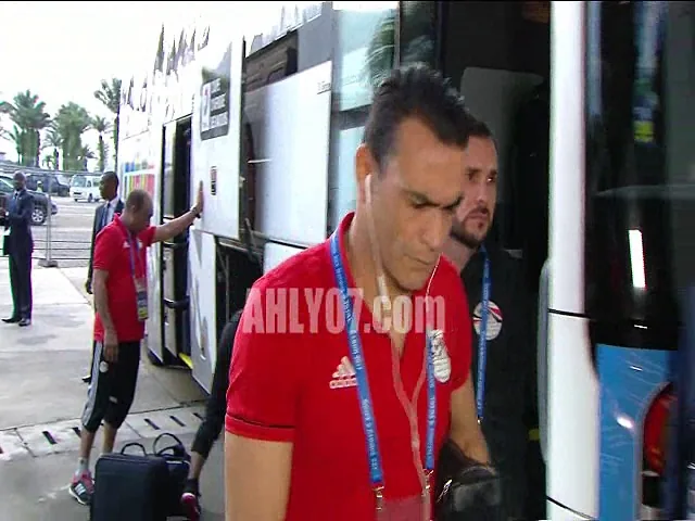 شاهد مروان محسن على العكازات قبل مباراة مصر وبوركينا في اطار مساندته للاعبين