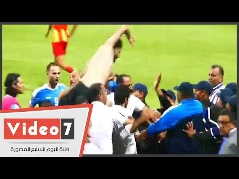 شاهد من زاوية جديدة الاعتداء على الحكم ابراهيم نور الدين عقب انتهاء مباراة الفيصلي و الترجي من قبل اللاعبين والجهاز