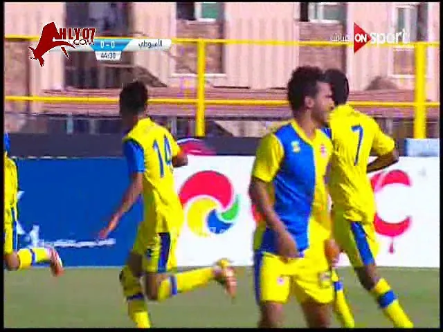 شاهد لاعب الأسيوطي يحرز هدف عالمي ونادر من ركنية في الشباك مباشرة متقدما على المقاصة في أول أهدافه بالدوري