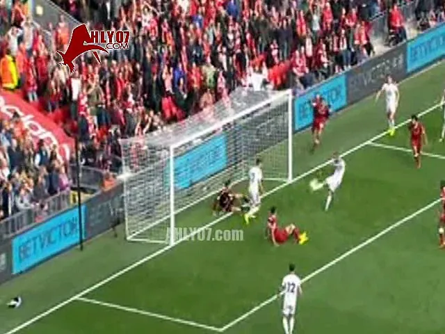شاهد تعرض محمد صلاح لظلم تحكيمي كبير بعدم احتساب ركلة جزاء لليفربول وأغرب فرصة تهدر ضد بيرنلي