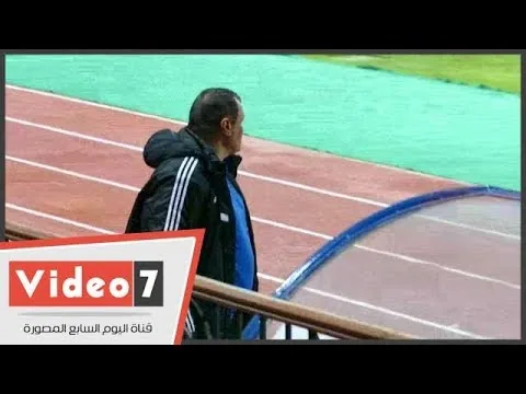 شاهد فضيحة مسخرة السنين علاء مقلد يعطي الجهاز الفني للزمالك تعليمات اثناء مباراة الاتحاد ونيبوشا يبدي غضبه بعد الترجمة