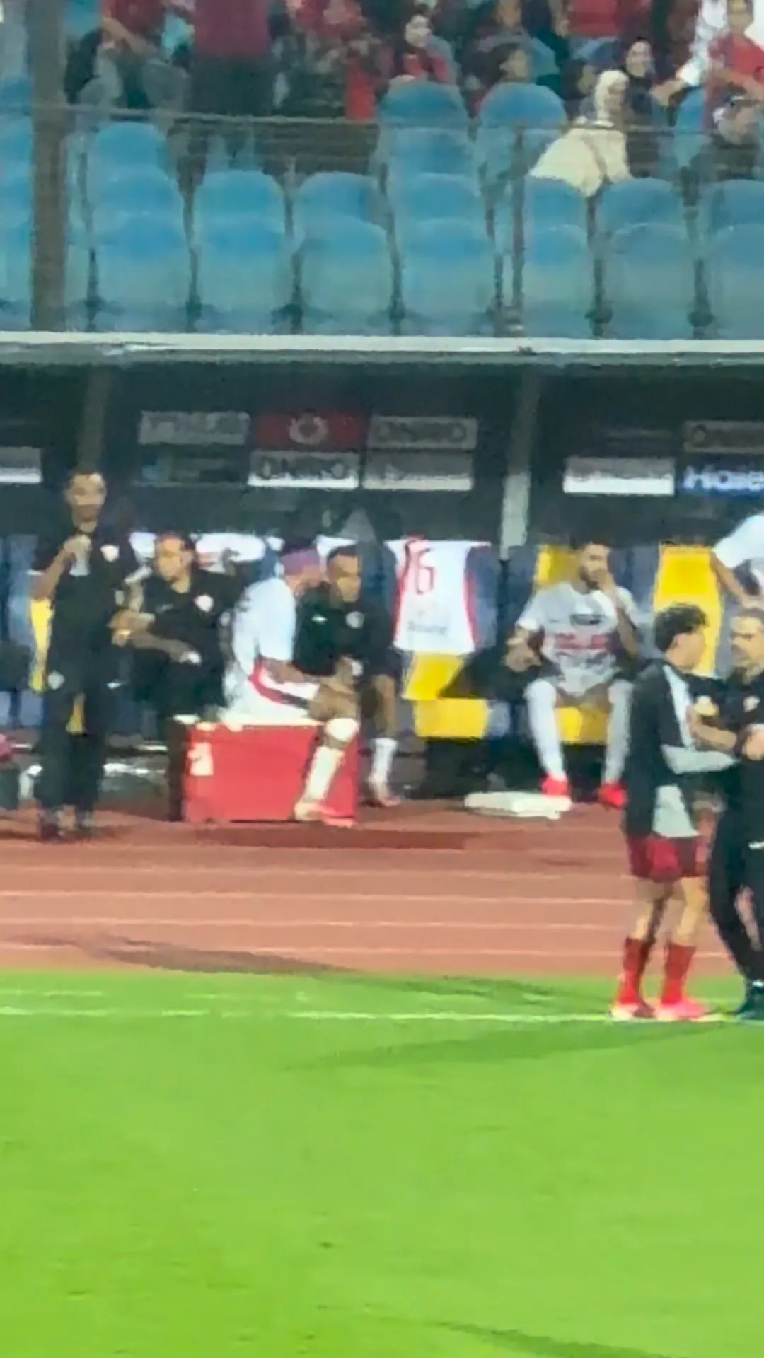 شاهد لحظة ذهاب امام عاشور لدكة الزمالك في احتفال الأهلي بالخطأ ثم الاعتذار .. القمة 133